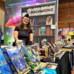 Die Autorin Sandra Baumgärtner steht an ihrem Büchertisch auf der ComicCon Saar 2025