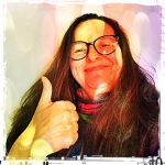 Autorin Sandra Baumgärtner streckt den Daumen hoch